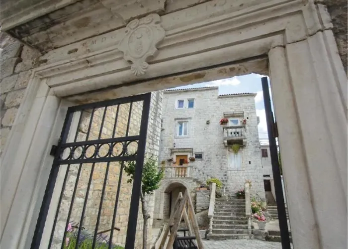 Kadena - 18th Century Stone House 트로기르