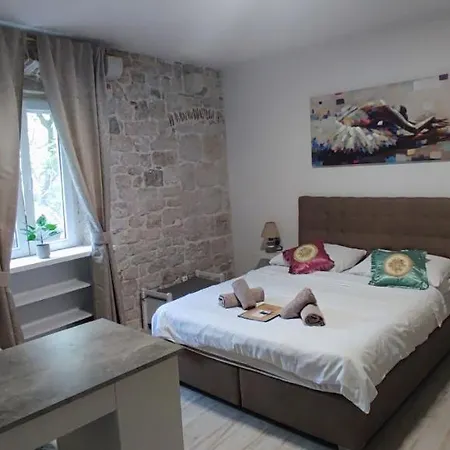 Διαμέρισμα Kadena - 18th Century Stone House Τρογκίρ