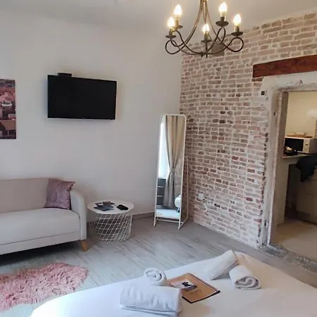 Kadena - 18th Century Stone House Τρογκίρ