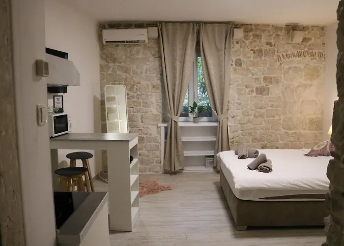 Daire Kadena - 18th Century Stone House