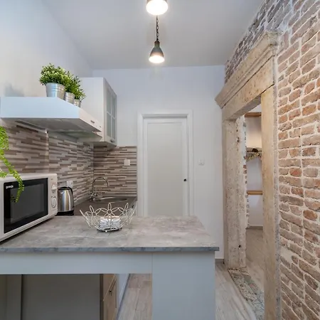 아파트 Kadena - 18th Century Stone House 트로기르